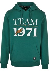 Zöld kapucnis pulóver, elülső kenguruzsebbel, húzózsinórral ellátott kapucnival, valamint fehér "TEAM 1971" felirattal, amelyhez accent design tartozik a felirat felett és alatt.