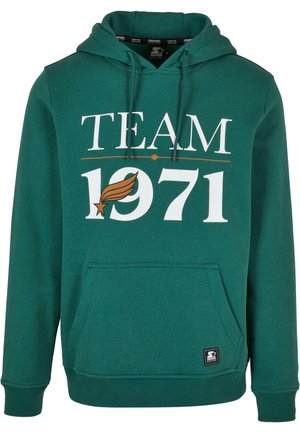 Grüne Kapuzenjacke mit einer frontalen Kängurutasche, verstellbarem Kapuzenzug und weißem "TEAM 1971"-Text mit einer Akzentgestaltung über und unter dem Text.