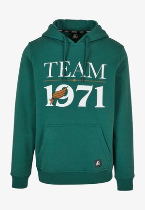 Roheline kapuutsiga pusa, millel on ees kangaroo-tasku, nööriga kapuuts ja valge tekst "TEAM 1971" koos aksentdisainiga tekstist üle ja all.