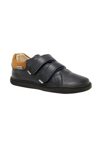 Sneaker nera in pelle per bambini con due cinturini in Velcro e collare in suede marrone, esposta su sfondo bianco.