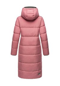 Lång rosa puffjacka med huva, quiltrad design och solid textur. Inkluderar en liten svart etikett på den nedre delen.