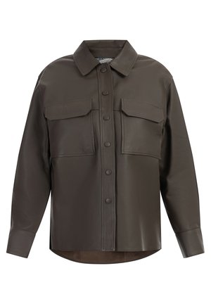 Camicia in pelle marrone con maniche lunghe, chiusura frontale a bottoni, due tasche sul petto e orlo dritto. Texture liscia con un design del colletto classico.