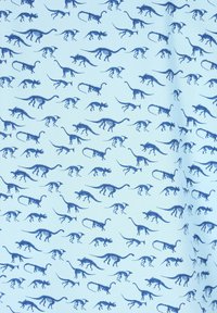 Jasnoniebieska tkanina z powtarzającym się wzorem ciemnoniebieskich szkieletów dinozaurów w różnych pozach i rozmiarach, tworzącym teksturowany wygląd.