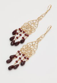 Boucles d'oreilles en filigrane doré avec des perles en forme de goutte d'eau et rondes de couleur rouge foncé, présentant un travail ouvragé complexe et des fermoirs à levier.