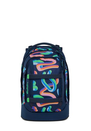Zaino navy con un motivo astratto vibrante di linee colorate e fluide. Presenta spallacci robusti, cerniere e una maniglia imbottita sulla parte superiore.