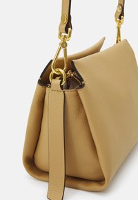 Coccinelle BOHEME GRANA DOUBLE - Kézitáska - beige