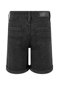 Shorts en denim noir avec des ourlets retroussés, comportant deux poches arrière et une étiquette en cuir sur la taille. Tissu texturé avec une finition lisse.