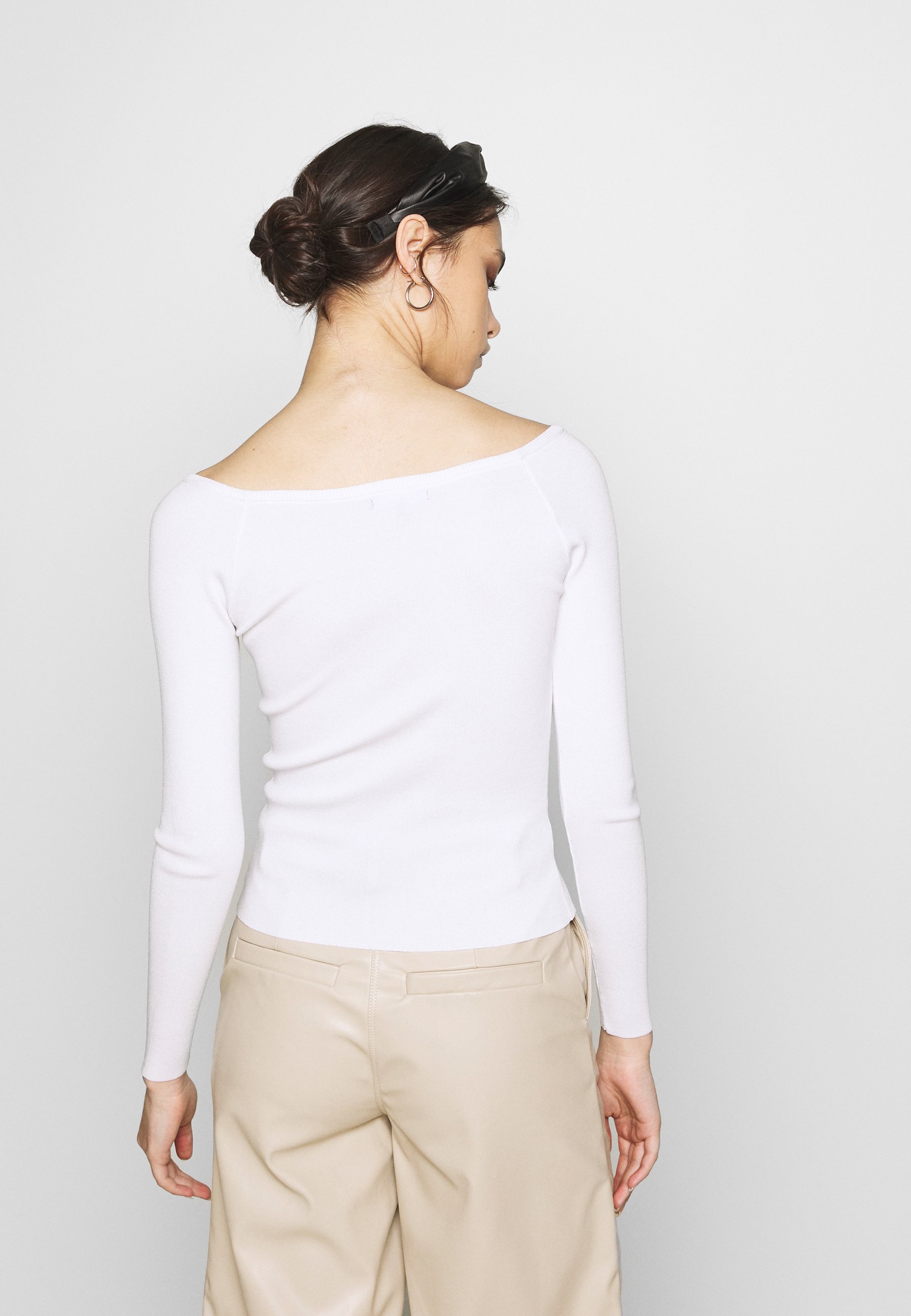 Who What Wear THE LONG SLEEVE OFF THE SHOULDER Who What Wear THE LONG SLEEVE OFF THE SHOULDER - Strikkegenser - white