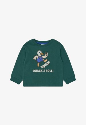 T-shirt manches longues vert foncé pour tout-petit avec un canard de dessin animé en salopette bleue faisant du skateboard et le texte "QUACK & ROLL!" devant.