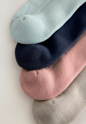 Sada čtyř párů ponožek v světle zelené, námořnické modré, jemně růžové a šedé barvě. Hladký povrch s kulatou špičkou a designem žebrovaného lemování.