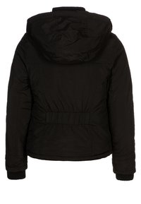 Czarna ocieplana kurtka z kapturem, elastycznym pasem i ściągaczami. Tekstura jest gładka, z widocznymi detalami szwów na plecach.