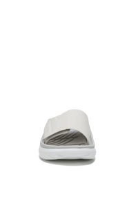 Lichtgrijze schuifsandaal met een brede band, een gladde textuur, rubberen bovenwerk en een gevoerd voetbed. De zool is wit met een gestructureerd patroon.