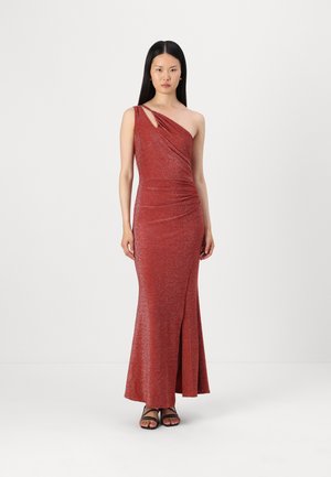 Rochie de seară ajustată, cu un umăr, dintr-un material roșu strălucitor, având un design drapat și o fanta până la coapsă. Textură netedă, hardware minim.