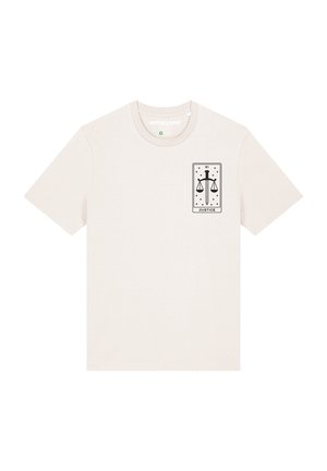 Beige katoenen t-shirt met een zwarte graphic van schalen en een zwaard, samen met het woord "JUSTITIE." Korte mouwen en een klassieke ronde hals.