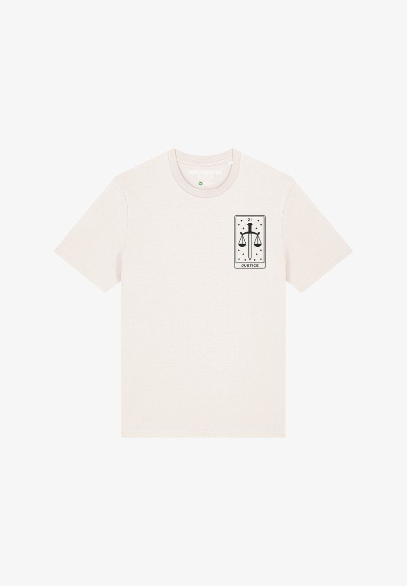 Beige katoenen t-shirt met een zwarte graphic van schalen en een zwaard, samen met het woord "JUSTITIE." Korte mouwen en een klassieke ronde hals.