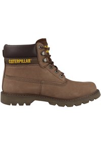 Bota de trabajo de cuero marrón con suela de goma gruesa, collar acolchado, ojales de metal y logo amarillo "CATERPILLAR" en el lateral.