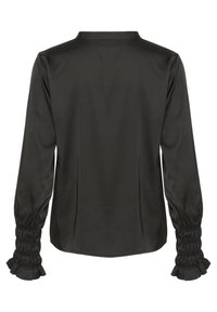 Schwarze Satinbluse mit langen Ärmeln, die Rüschenelemente an den Bündchen und einen geraden Schnitt aufweist. Glatte Textur mit klassischem Kragen und ohne sichtbare Muster.