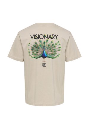 Μπεζ μπλουζάκι με πολύχρωμο γραφικό παγωνιού που ανοίγει τα φτερά του, με την επιγραφή "VISIONARY" από πάνω και "only and sons" από κάτω.