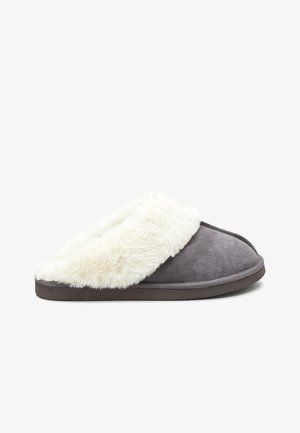 Chausson en suède gris avec un col en fausse fourrure blanche, forme arrondie, semelle plate et texture lisse. Comprend une couture et aucun élément métallique visible.