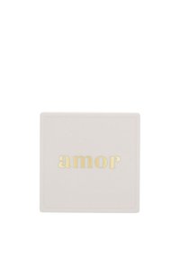 Quadratisches weißes Objekt mit dem Wort "amor" in Gold, zentriert darauf, vor einem weißen Hintergrund.