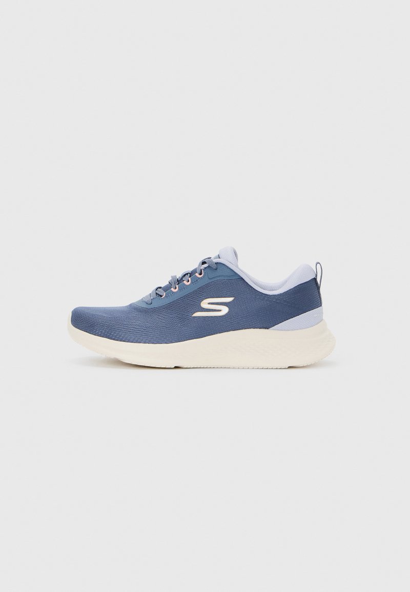Plavi sportski tenisice s bijelim potplatom i vezicama, prikazane sa bočne strane s Skechers logotipom na jednostavnoj bijeloj pozadini.