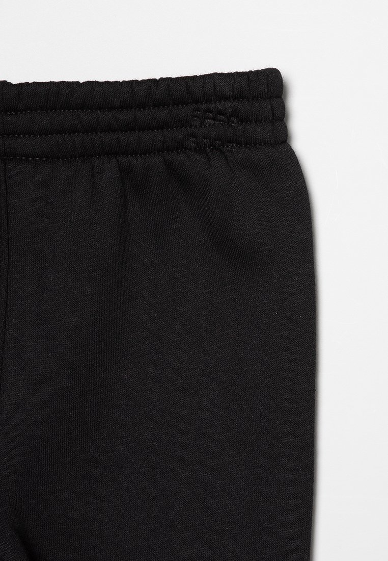 Pantaloni della tuta neri in cotone con vita a costine nella parte superiore, dalla texture liscia e senza loghi o fantasie visibili.