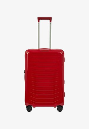 Sicuro con trama ondulata, valigia rigida rossa con scanalature verticali, manico estensibile e quattro ruote nere per la mobilità. Texture liscia e zipper sicura.