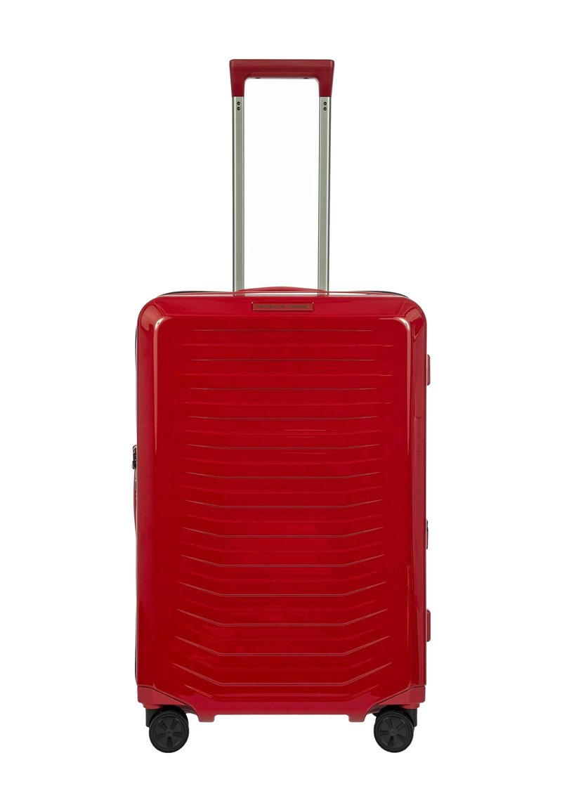 Sicuro con trama ondulata, valigia rigida rossa con scanalature verticali, manico estensibile e quattro ruote nere per la mobilità. Texture liscia e zipper sicura.