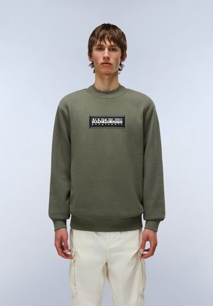 Olijfgroen sweatshirt met een ronde hals, lange mouwen en geribde manchetten. Heeft een zwart rechthoekig logo in het midden.