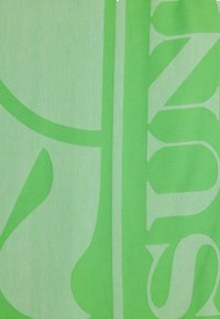 Tessuto verde con grandi lettere verde chiaro e forme fluide. Texture liscia con una sottile lucentezza. Il motivo enfatizza un design contemporaneo.