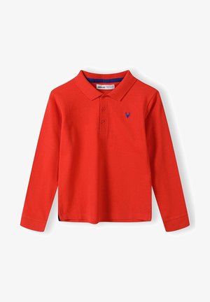 Rød langærmet polo med krave, to forreste knapper, lille blåt broderet logo på venstre bryst og indvendig blå kravekant.