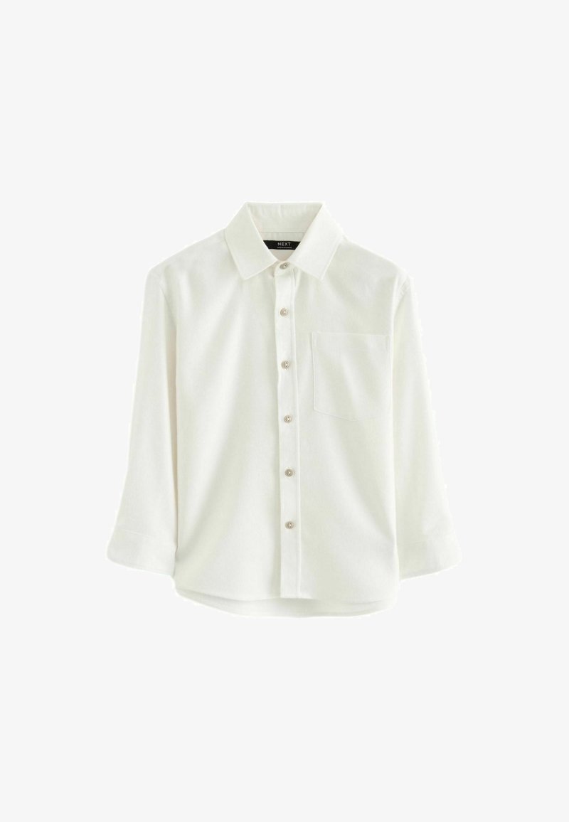 Chemise blanche à col, en tissu doux, avec une fermeture à boutons sur le devant, des manches longues et une poche poitrine.