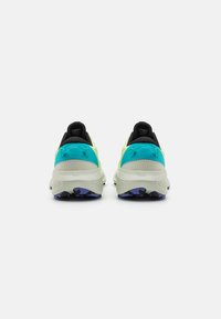 Scarpe da trail running con una tomaia grigia e turchese, accenti neri e una suola testurizzata con dettagli blu e neri.