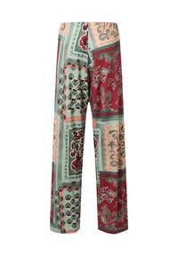 Pantalons larges avec un design en patchwork dans les teintes vert, rouge et pêche, ornés de motifs floraux et géométriques sur un tissu doux.