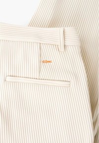 Beiga, plisserade byxor med en mjuk textur, midjeband med bälteshällor, bakficka och en broderad logotyp i orange.