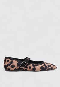 Leopardenmuster Ballerina mit einem schwarzen Riemen und Schnallen-Detail, aus einem weichen Stoffmaterial und mit einem runden Zehen Design.