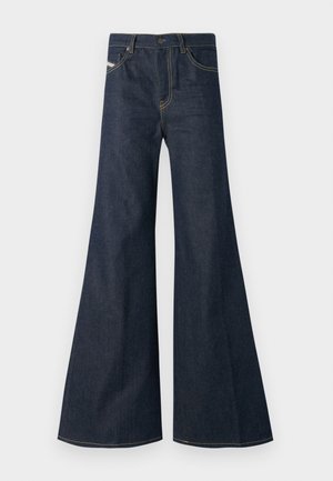 Jeans de lavagem azul-escura, com corte flare, feitos de denim, apresentando uma cintura alta, detalhes em costura dourada e dois bolsos frontais com fecho de botão.