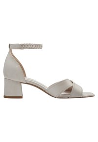 Lys beige blokhælsandaler lavet af glat læder. Fae braided ankelrem, krydset frontdesign og åben tå.