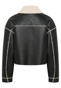 Giacca corta nera in pelle con un colletto in pelliccia shearling crema. Presenta cuciture bianche a contrasto e spalle strutturate. Dettagli con bottoni sui polsini.