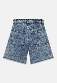 Modré kraťasy z acid-wash džínov s dvěma velkými zadními kapsami a černobílým páskem s potiskem protaženým pasem.