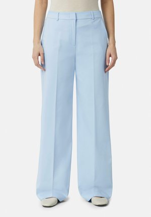 Lichtblauwe wijde broek gemaakt van een soepele stof, met voorplooien, een platte tailleband aan de voorkant en zijzakken.