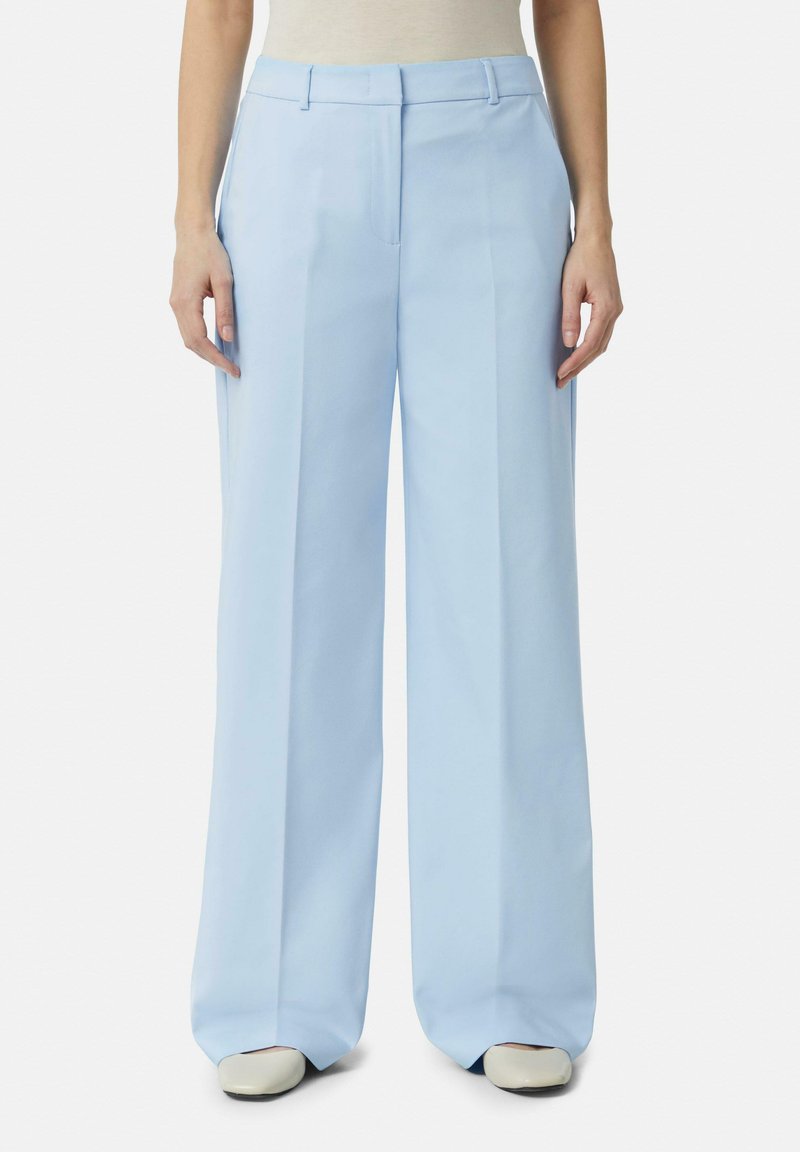 Lichtblauwe wijde broek gemaakt van een soepele stof, met voorplooien, een platte tailleband aan de voorkant en zijzakken.