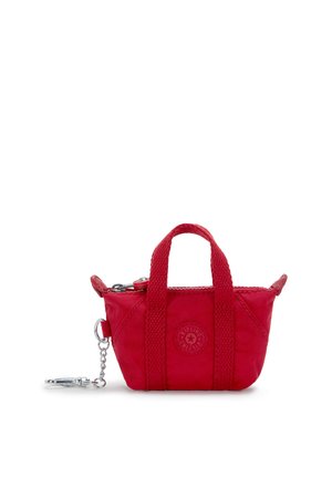 Petit sac à main en tissu rouge avec deux poignées supérieures, fermeture éclair et clip porte-clés argenté attaché sur fond blanc.