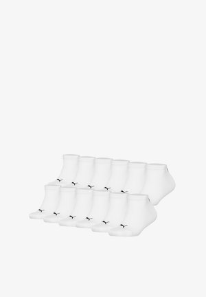 Weiße Knöchelsohlen in einer Packung mit zwölf Paar, mit einem gerippten Bündchen und einem kleinen schwarzen Logo-Detail auf jeder Socke. Weicher, glatter Stoff.