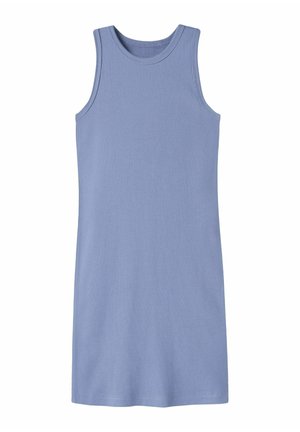 Hellblaues, geripptes, ärmelloses Kleid mit rundem Ausschnitt, geradem Schnitt und knielangem Saum auf weißem Hintergrund.