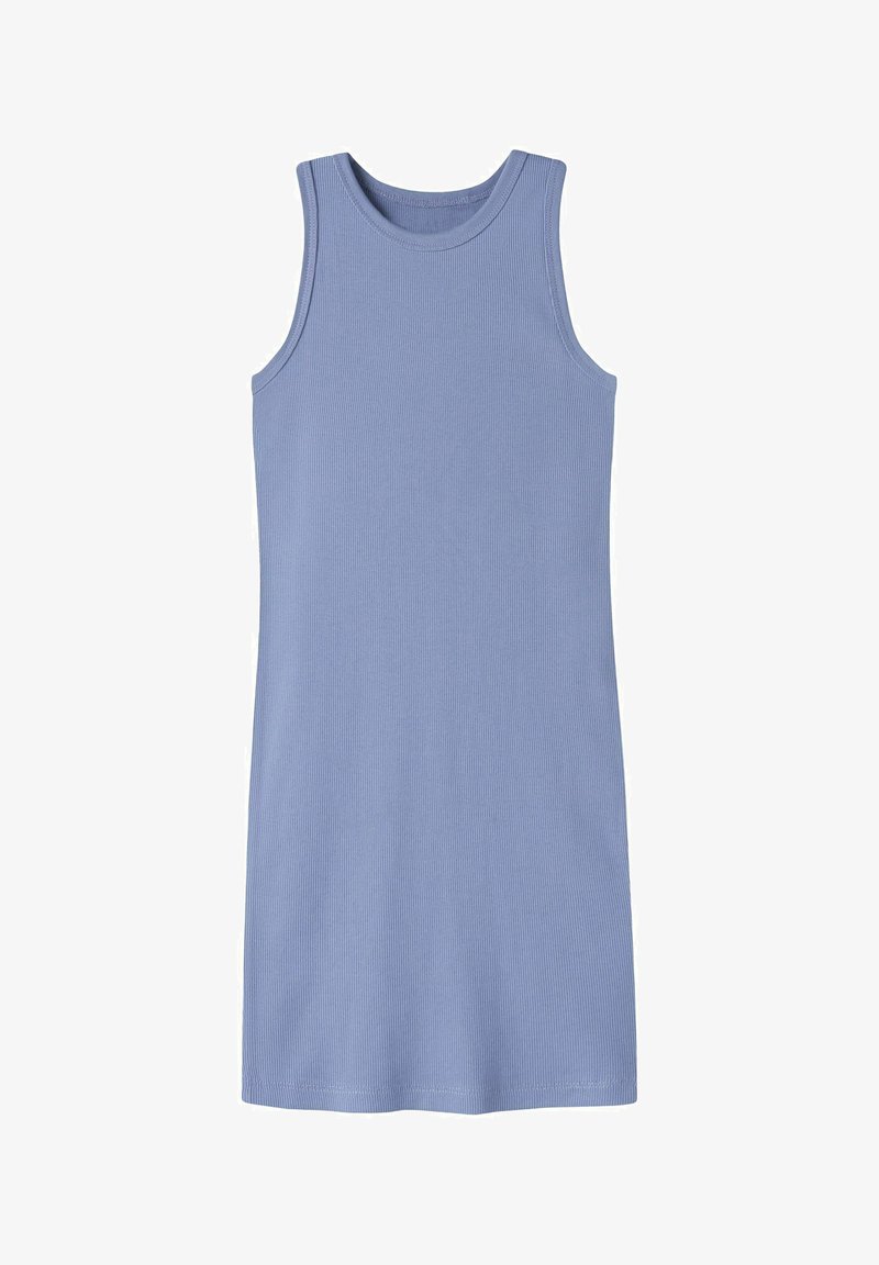 Jasnoniebieska, prążkowana sukienka bez rękawów z okrągłym dekoltem, prostym krojem i długością do kolan na białym tle.