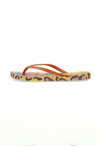 Chancla colorida con tiras de goma naranjas, una plantilla texturizada amarilla con un diseño de estampado de leopardo en negro y rosa.