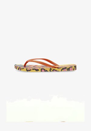Chancla colorida con tiras de goma naranjas, una plantilla texturizada amarilla con un diseño de estampado de leopardo en negro y rosa.