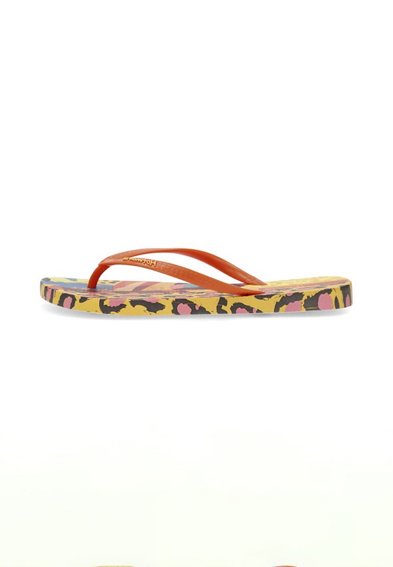 Chancla colorida con tiras de goma naranjas, una plantilla texturizada amarilla con un diseño de estampado de leopardo en negro y rosa.