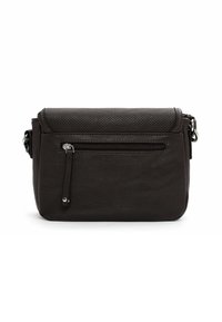 Borsa a tracolla in pelle marrone scuro con pattina perforata, tasca con zip frontale e dettagli in metallo argentato. Texture liscia con cuciture sottili.